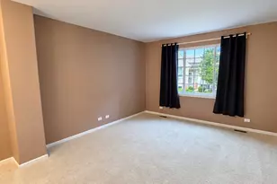 527 Cary Woods Cir, Cary, IL 60013 - Photo 4