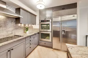 201 E Chestnut St, Chicago, IL 60611 - Photo 2