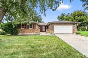 830 Hiawatha Dr, Elgin, IL 60120 - Photo 1