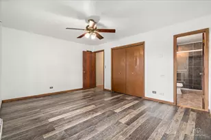 830 Hiawatha Dr, Elgin, IL 60120 - Photo 14