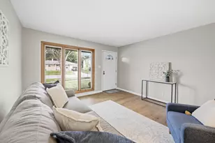 267 Holly Ln, Elk Grove Village, IL 60007 - Photo 4