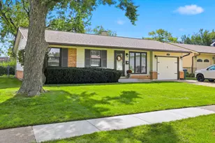 267 Holly Ln, Elk Grove Village, IL 60007 - Photo 2