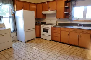 241 E 1st St, Oglesby, IL 61348 - Photo 6