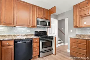 637 N Greenview Ave, Mundelein, IL 60060 - Photo 8