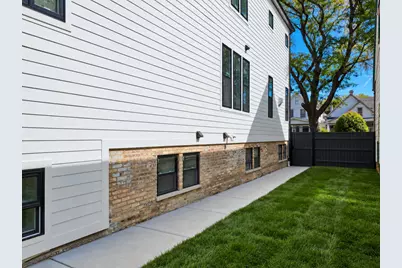 4252 N Hamlin Avenue, Chicago, IL 60618 - Photo 6