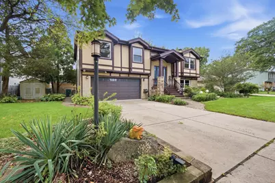 135 W King Arthur Court, Palatine, IL 60067 - Photo 2