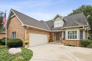 933 Wedgewood Dr, Crystal Lake, IL 60014 - Photo 1