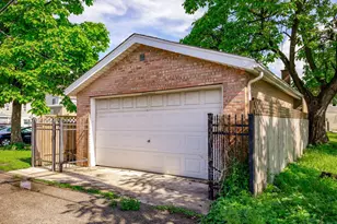 235 W 43rd St, Chicago, IL 60609 - Photo 24