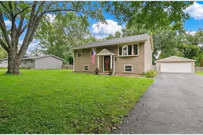 15670 W Sprucewood Lane, Libertyville, IL 60048 - Photo 1