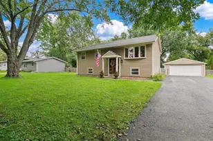 15670 W Sprucewood Ln, Libertyville, IL 60048 - Photo 1