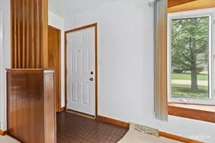 304 Crestwood Dr, Roselle, IL 60172 - Photo 4