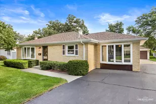 304 Crestwood Dr, Roselle, IL 60172 - Photo 1