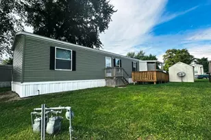 319 Macadamia Dr, Bloomington, IL 61701 - Photo 2