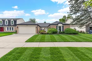 620 Cobblestone Ln, Buffalo Grove, IL 60089 - Photo 2