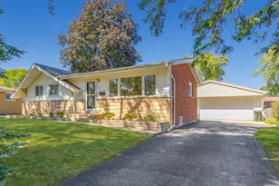 700 Elderberry Ln, Mount Prospect, IL 60056 - Photo 2