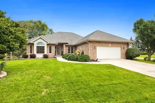 781 Arrowhead Dr, Yorkville, IL 60560 - Photo 2