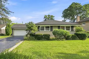 807 E Golfview Dr, Mount Prospect, IL 60056 - Photo 1