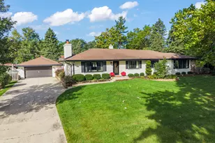 390 S Kenilworth Ave, Glen Ellyn, IL 60137 - Photo 2