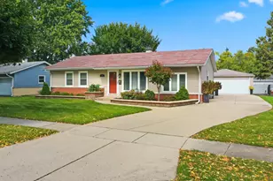 382 Maple Ln, Elk Grove Village, IL 60007 - Photo 2