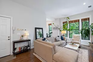 926 W Barry Ave, Chicago, IL 60657 - Photo 2
