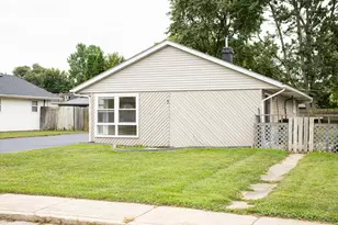 3 Walnut St, Carpentersville, IL 60110 - Photo 4