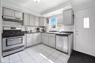 9045 Emerson Dr, Des Plaines, IL 60016 - Photo 4