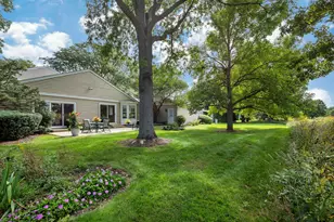 18 The Ct Of Greenway Ct, Northbrook, IL 60062 - Photo 4