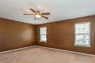 9411 Fountain Point Cir, Darien, IL 60561 - Photo 10