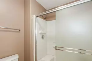 9411 Fountain Point Cir, Darien, IL 60561 - Photo 12