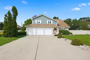 10 Americana Ct, Roselle, IL 60172 - Photo 2
