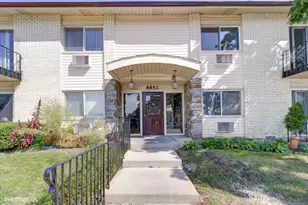 8852 N Leslie Ln, Des Plaines, IL 60016 - Photo 1