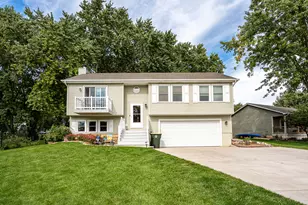 526 Carolyn Ln, Lake Holiday, IL 60552 - Photo 1