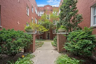 733 W Bittersweet Pl, Chicago, IL 60613 - Photo 2