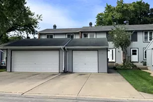 219 Pinewood Ln, Bloomingdale, IL 60108 - Photo 2