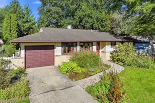 540 Edgewood Ln, Elk Grove Village, IL 60007 - Photo 2