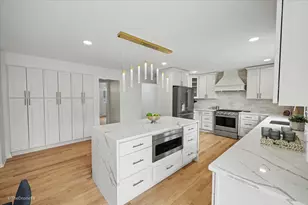 2726 Seiler Dr, Naperville, IL 60565 - Photo 2