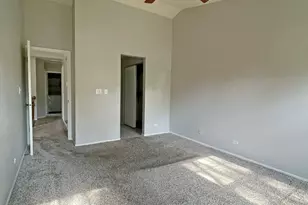 238 Green Knoll Ln, Streamwood, IL 60107 - Photo 10