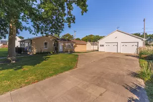 715 W Grant Ave, Pontiac, IL 61764 - Photo 1