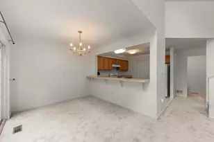 2741 Cobblestone Dr, Crystal Lake, IL 60012 - Photo 10