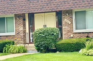 6818 Roberts Dr, Woodridge, IL 60517 - Photo 2