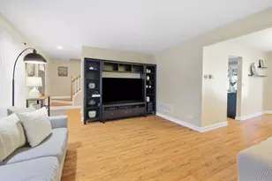 21 N Walnut Ct, Streamwood, IL 60107 - Photo 4
