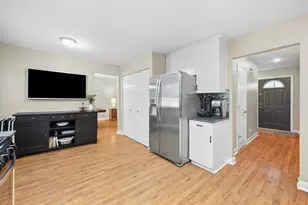21 N Walnut Ct, Streamwood, IL 60107 - Photo 8