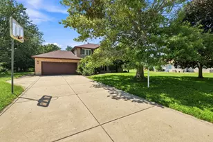 10 S Hampton Ct, Crete, IL 60417 - Photo 2