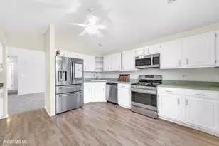 30W111 Fairfax Ct, Warrenville, IL 60555 - Photo 6
