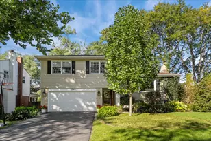 1340 Hawthorne Ln, Glenview, IL 60025 - Photo 1
