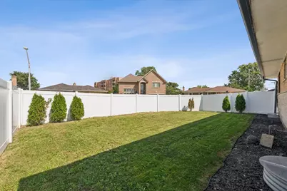 8425 W Sunnyside Avenue, Chicago, IL 60656 - Photo 22