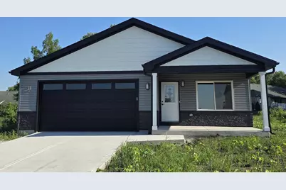 412 E Butler Avenue, Grant Park, IL 60940 - Photo 1