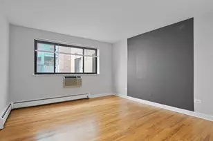 6758 N Sheridan Ave, Chicago, IL 60626 - Photo 2