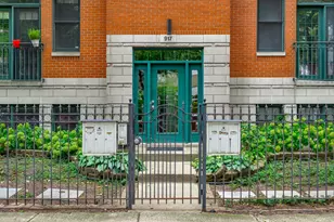 917 W Lakeside Pl, Chicago, IL 60640 - Photo 2
