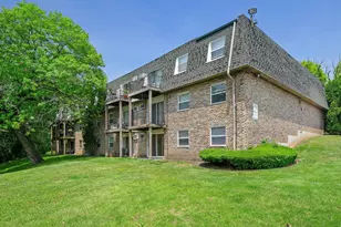 10130 S 84th Terrace, Palos Hills, IL 60465 - Photo 2